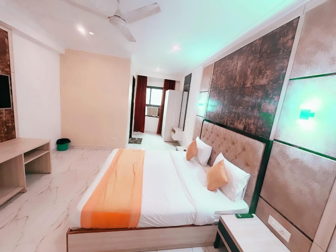 Hotel The Almora By Rs Global Near By Delhi International Airport With - Free Airport Drop นิวเดลี ภายนอก รูปภาพ