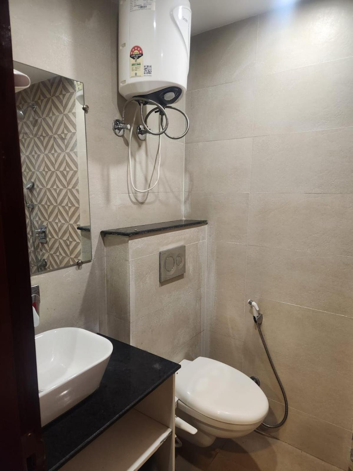 Hotel The Almora By Rs Global Near By Delhi International Airport With - Free Airport Drop นิวเดลี ภายนอก รูปภาพ