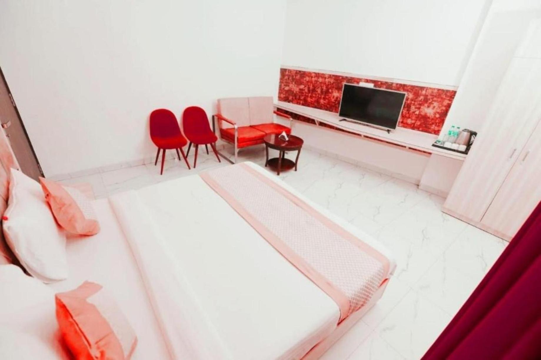 Hotel The Almora By Rs Global Near By Delhi International Airport With - Free Airport Drop นิวเดลี ภายนอก รูปภาพ